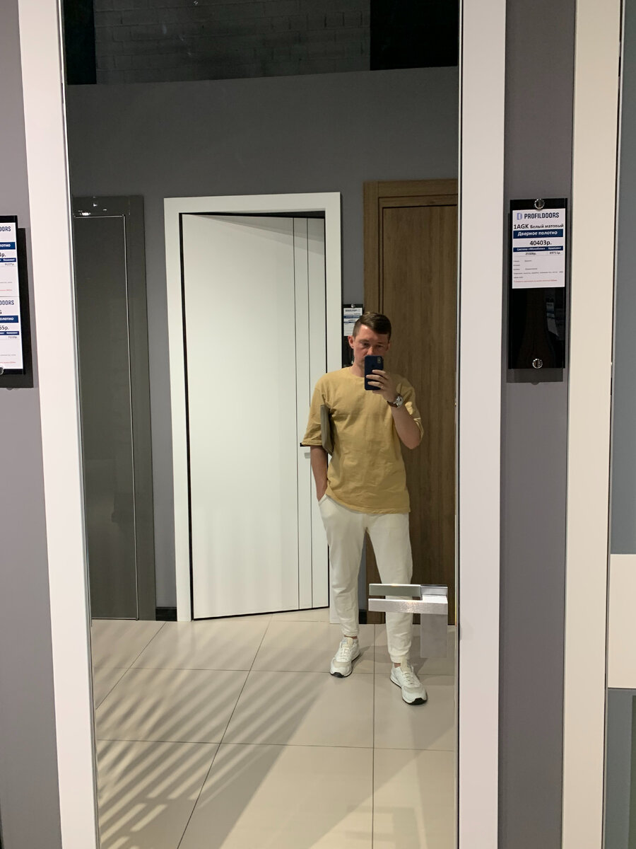 полностью зеркальное полотно хорошее решение не только для гардеробных и прихожих комнат, но и как элемент пространства в любом помещении (если это соответствует концепции интерьера)