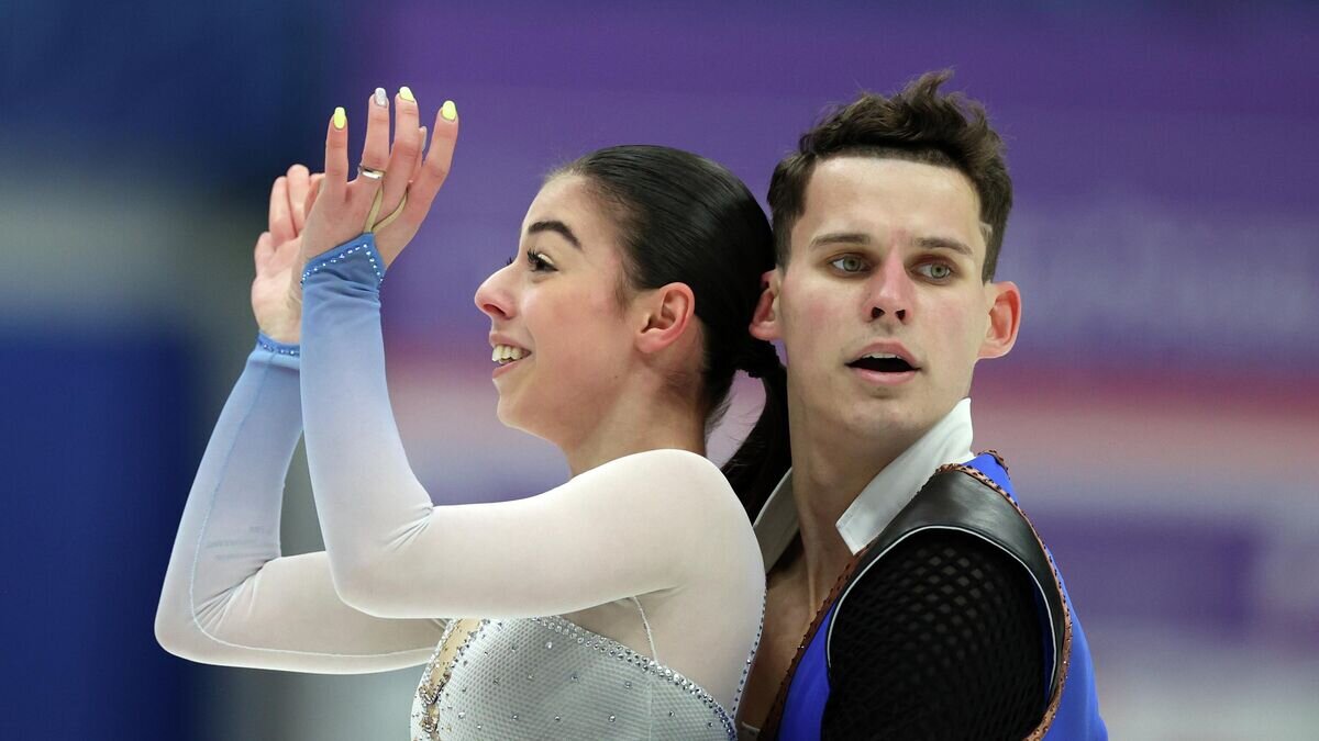    Карина Акопова и Никита Рахманин выступают с произвольной программой© РИА Новости / Владимир Песня
