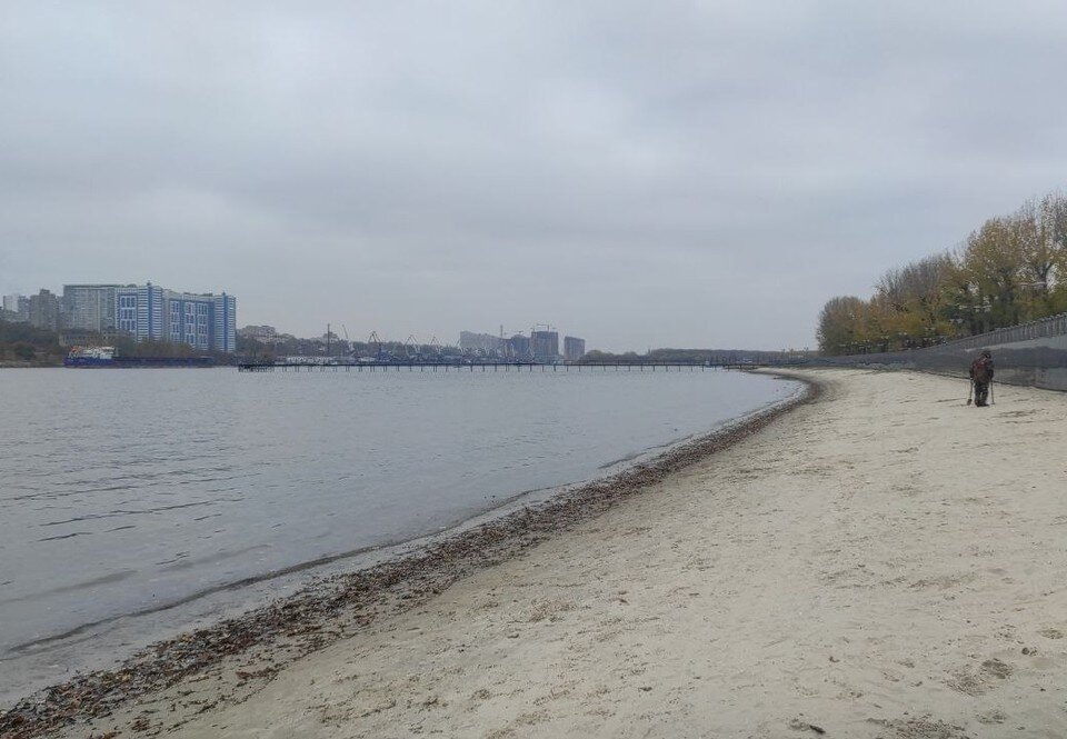     В пасмурную погоду на пляжу не так много искателей сокровищ. Фото: Анастасия ТАЛЫЗИНА.