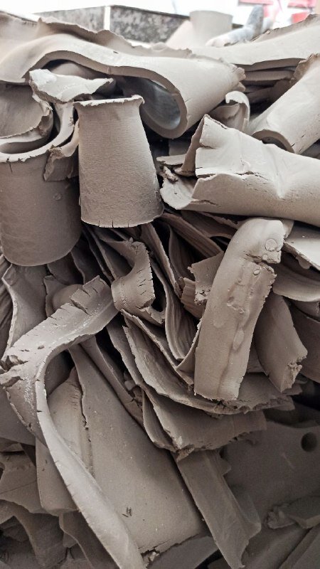 Брак при производстве керамики, который отправляется на повторную переработку