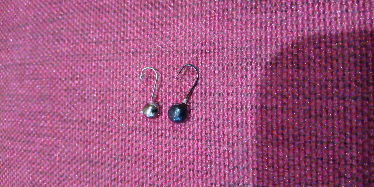 Мормышки одинакового веса 0,3 г. Слева - вольфрам, справа - свинец