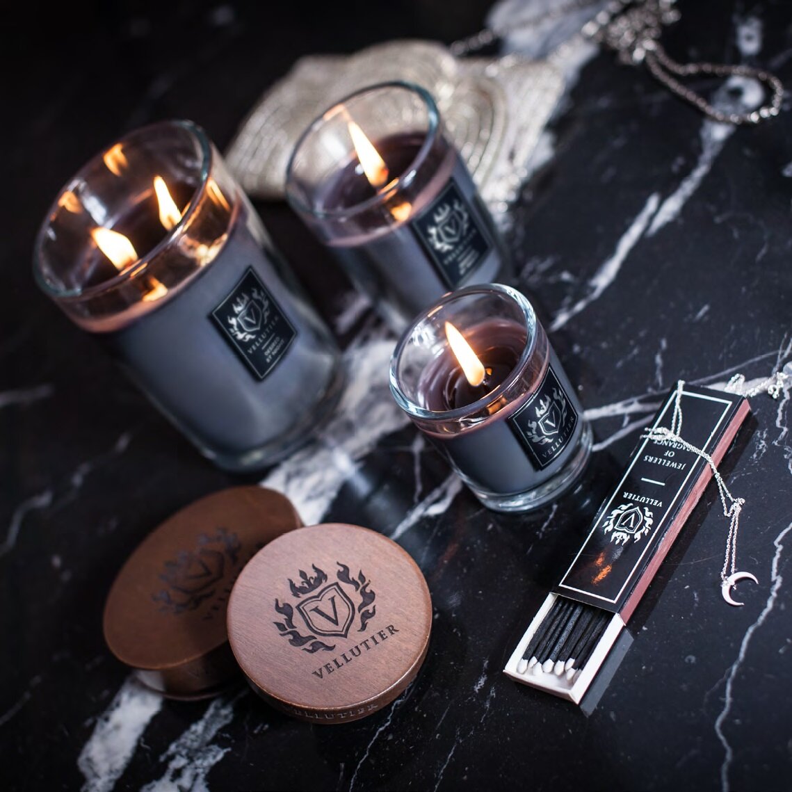 Ночные желания / Desired by Night Vellutier
Будьте готовы к длинной ночи! Кокетливое платье, высокие каблуки, закат, а за ним ночное звездное небо ! Почувствуйте свежесть страстной ночи , благодаря уникальной зажигательной композиции имбиря и кардамона в объятиях цветка туберозы, ветивера и пачули.