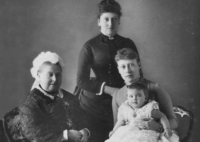Королева Виктория, её дочь Беатриса, внучка Виктория и Алиса./Фото: anews.com