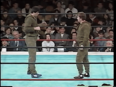 22 декабря 2000 года в Японской Осаке прошел очередной турнир организации Rings. Rings начинали в 1991 году с боев в про-рестлинге.-7