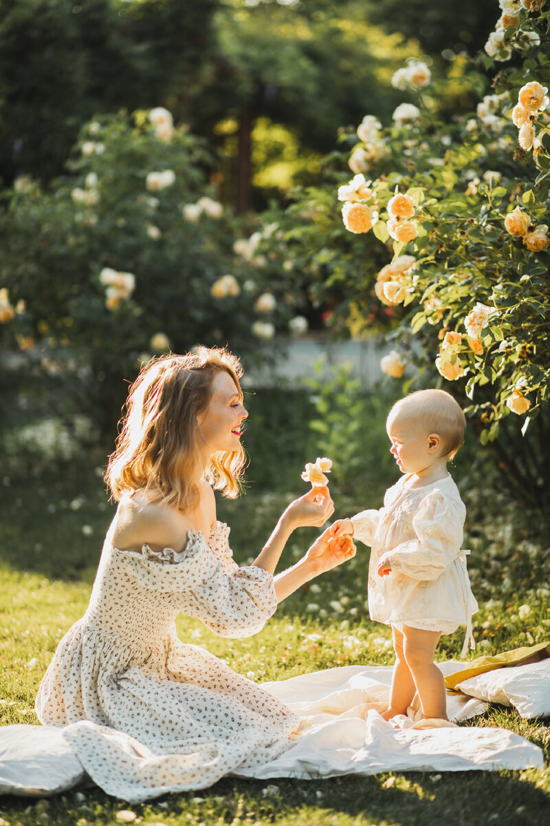 Июнь, 2022. Съёмка с младшей дочерью Мией. 