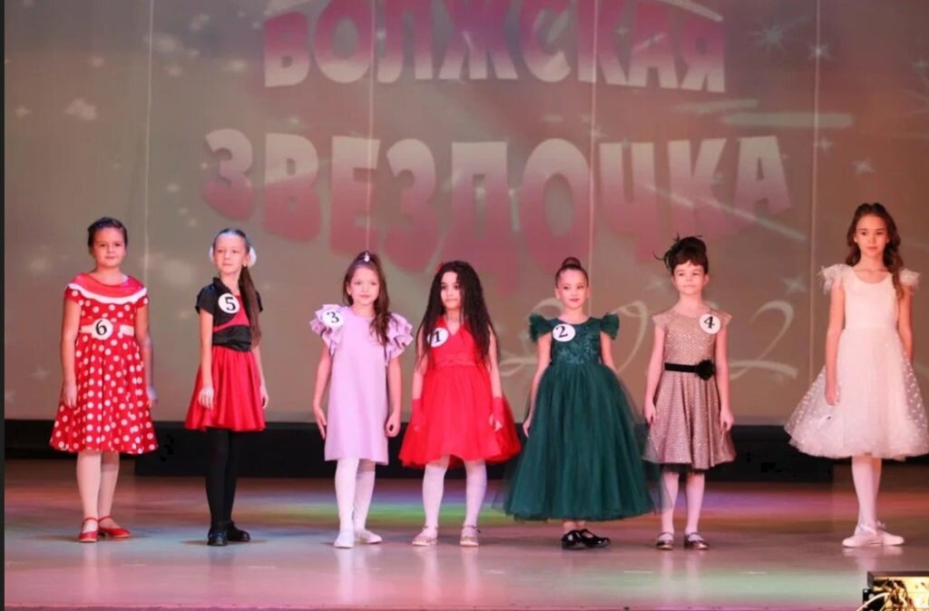 Финалистки перед выступлением📷     Волжский зажег свои звездочки
