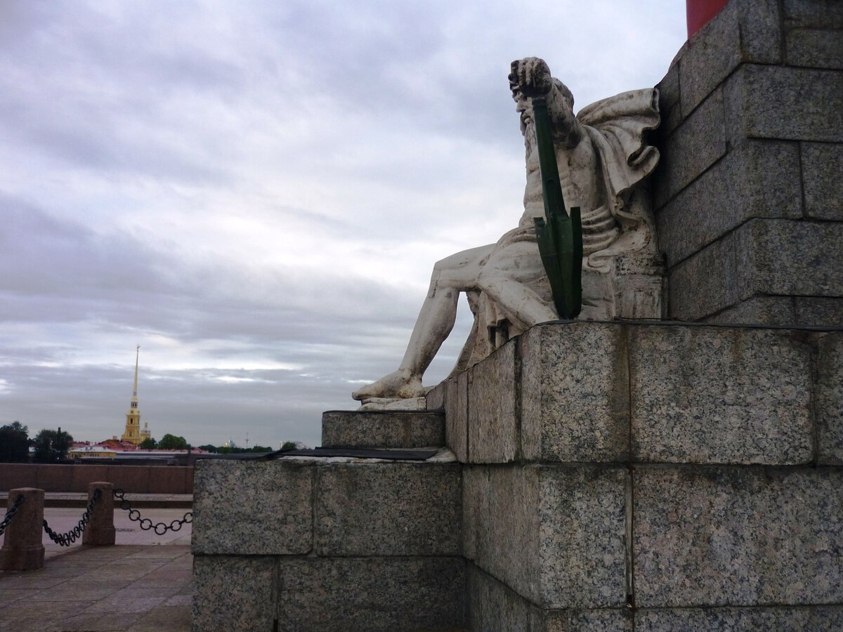 Подножие Ростральной колонны с фигурой