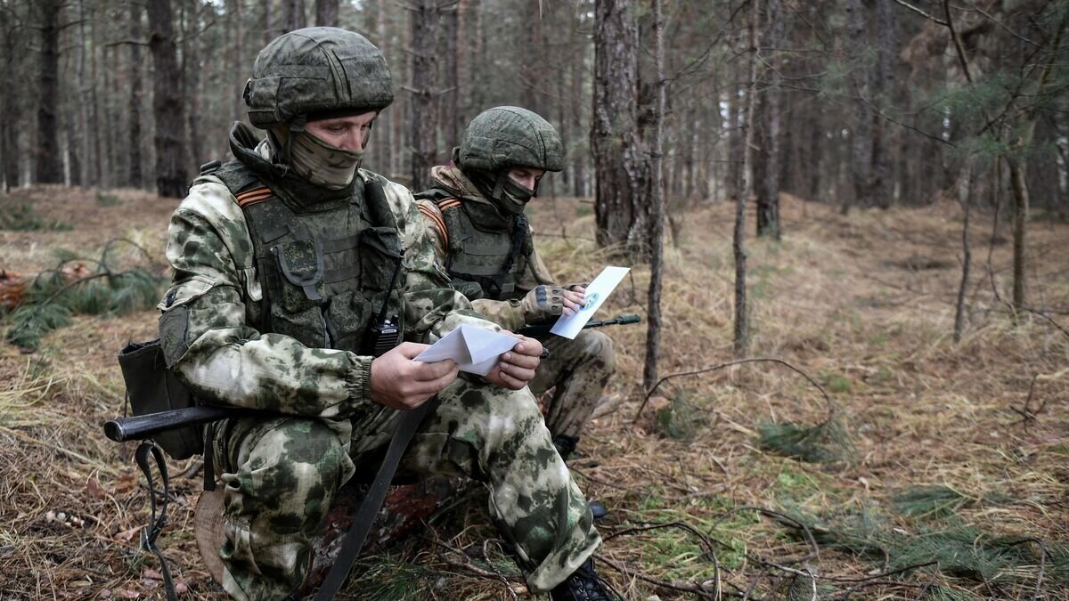    Военнослужащие морской пехоты Черноморского флота читают письма от детей на боевых позициях на Херсонском направлении© РИА Новости / Константин Михальчевский