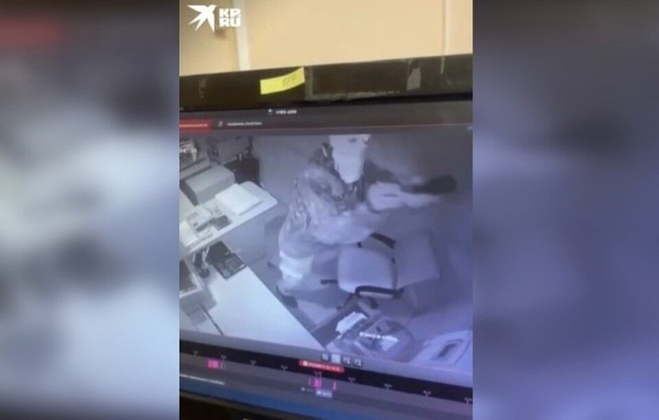     Грабитель появился из-под стола в помещении банка.  принтскрин видео.