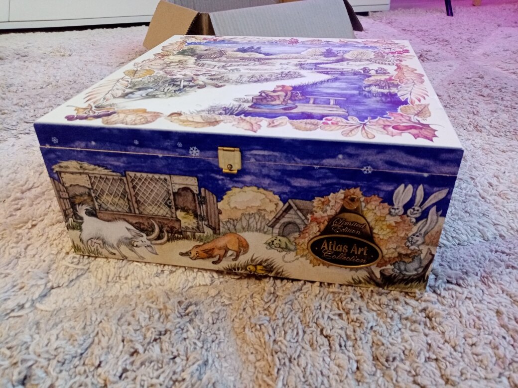 Ларец для хранения расписан со всех сторон. Фото автора.