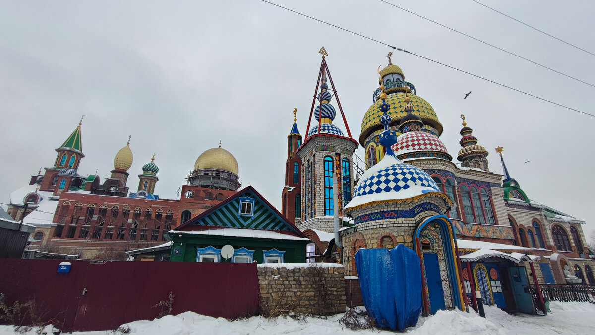 Вид со стороны дороги