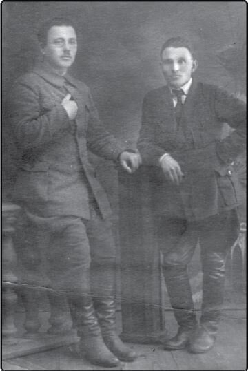 П. И. Студитов и его преемник на посту председателя Тюменской губЧК Н. А. Долгирев. 1922 г. {МКимС.}