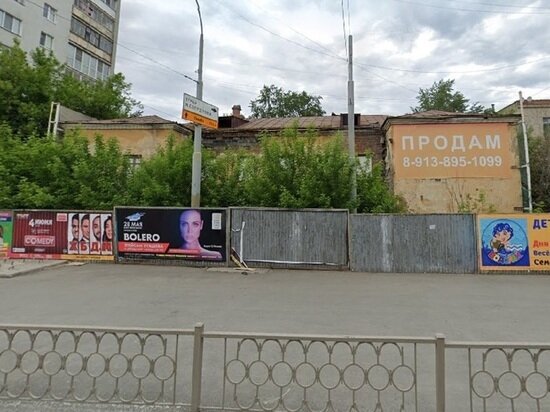     Сейчас на участке стоит заброшенная поликлиника. Фото: google.ru/maps.