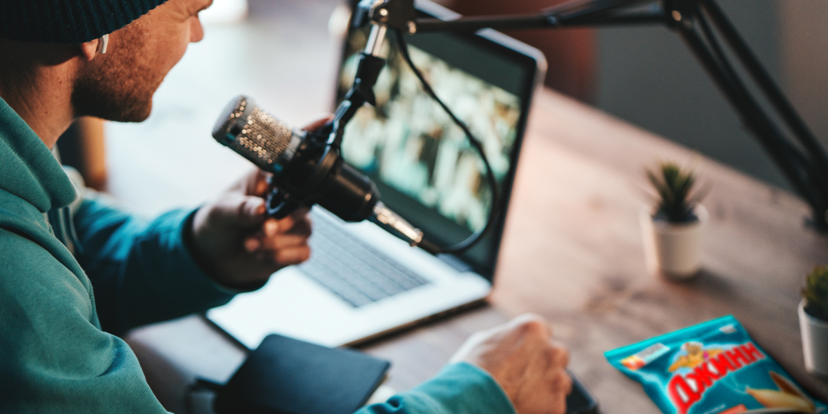 Мужчина с микрофоном и семечки Джинн