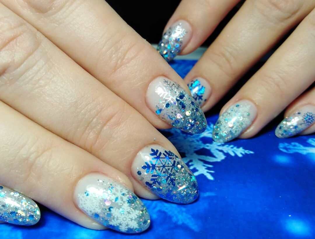 светоотражающий синий новогодний маникюр