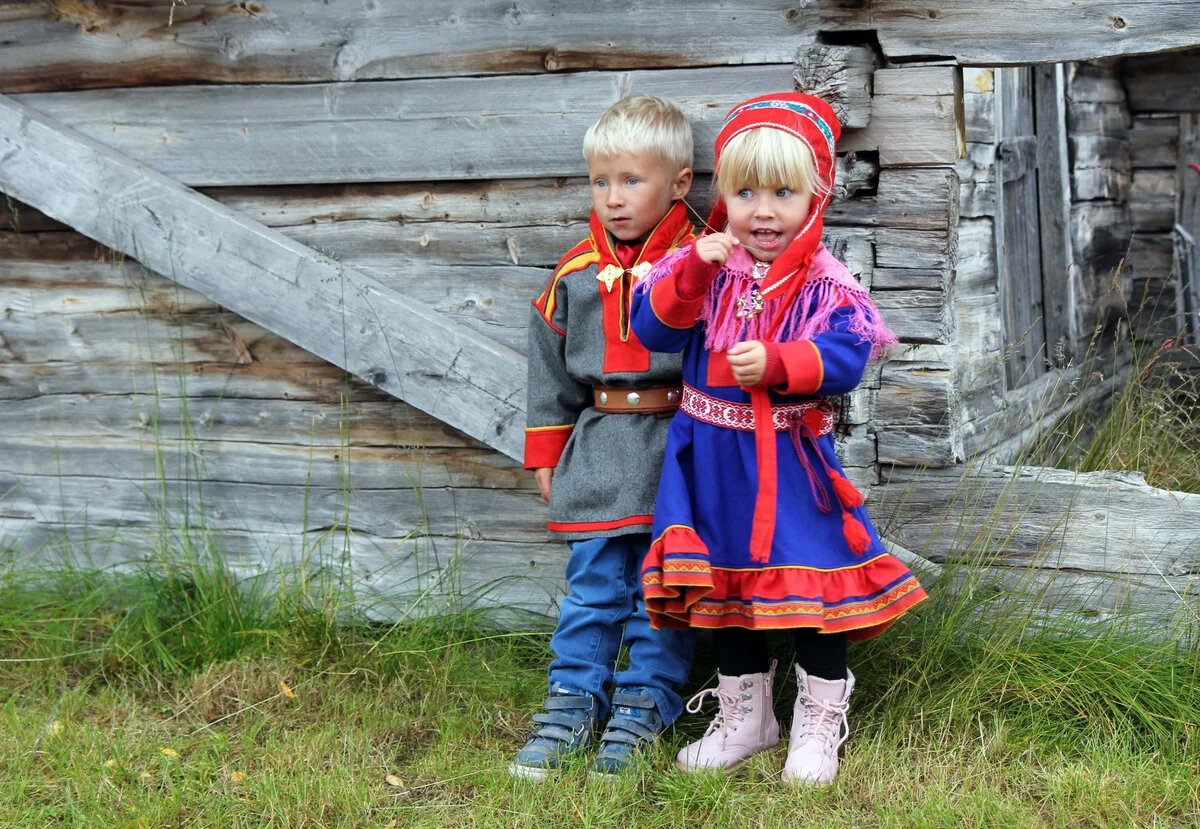 Саамы это. Саамы Кольского полуострова костюм. Саамы лопари. Саамы коренные жители Кольского полуострова. Национальный костюм саамов Кольского полуострова.