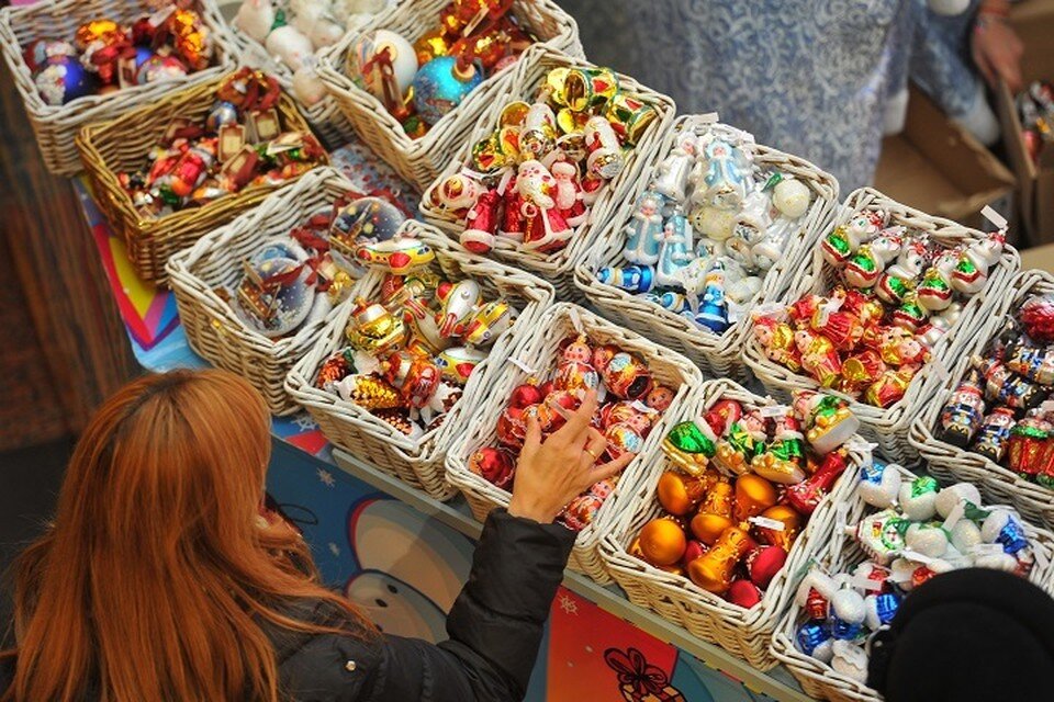     На новогодних ярмарках можно купить подарки родным, елочные игрушки, одежду, продукты и многое другое. Евгения ГУСЕВА