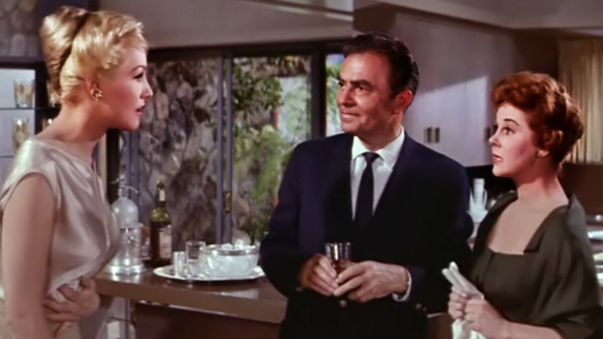 1961 г., 20th Century Fox. Семейная комедия.
Режиссер Уолтер Лэнг
Сценарий Лесли Стивенс
Продюсер Лесли Стивенс
Оператор Лео Таве. Композитор Доминик Фронтьер
В главных ролях:  Сьюзен Хэйуорд, Джеймс Мейсон, Джули Ньюмар.
