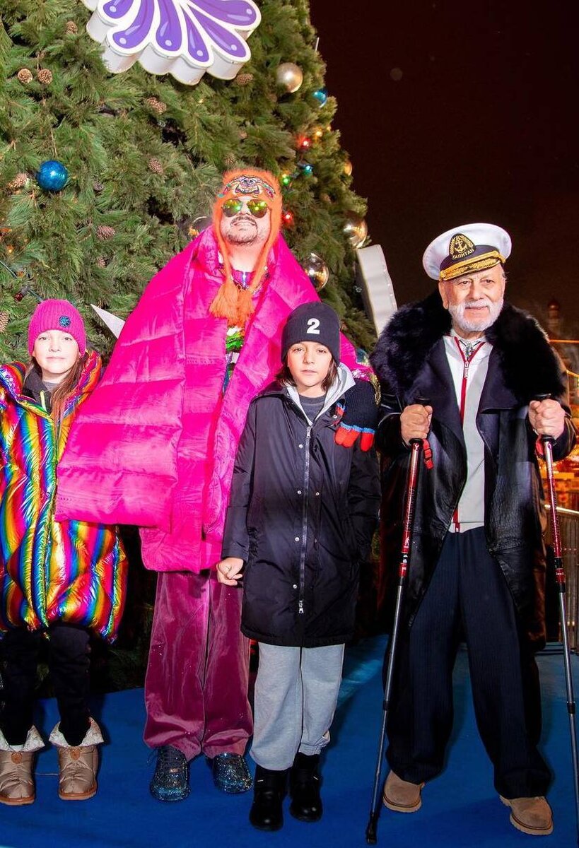    Филипп Киркоров с отцом и детьми на Красной площадиСоцсети Филиппа Киркорова