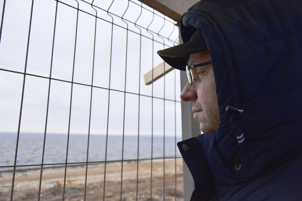 Рома прикрыл глаза, слушает шум прибоя и впитывает мощную энергию Волги..