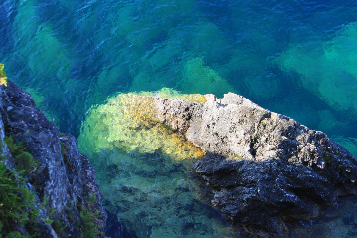 Над водой камень выглядит вполне безобидно. А вот под водой - это прямо-таки монстр!