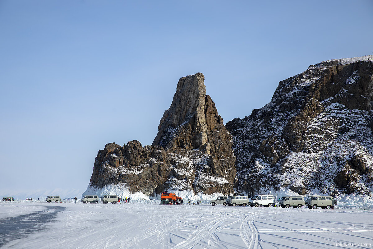 01 В переводе с бурятского «Хобой» означает «клык» - резко обрывающиеся в воду скалы напоминают клыки.