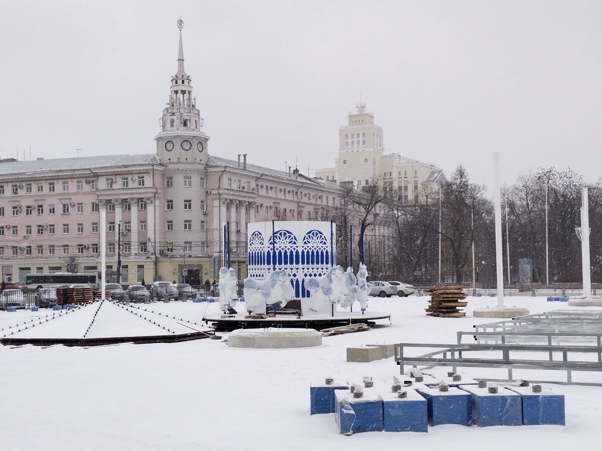 На площади Ленина в Воронеже начали устанавливать новогодние аттракционы |  «Воронежские новости» | Дзен