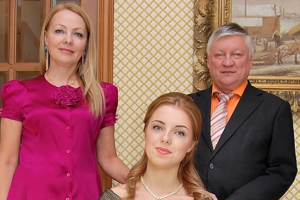 Анатолий Карпов с женой Натальей и дочерью Софьей / КП