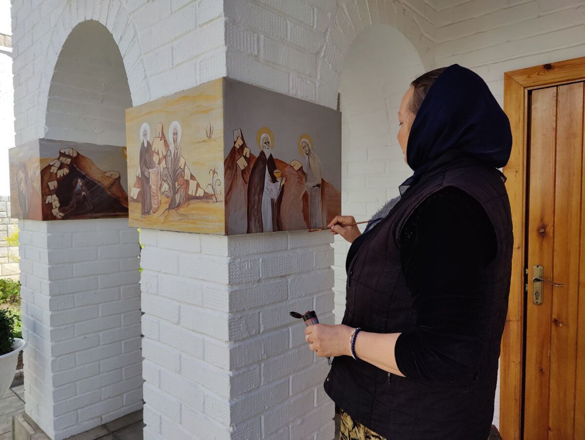 Храмы расписывают монахини и послушницы