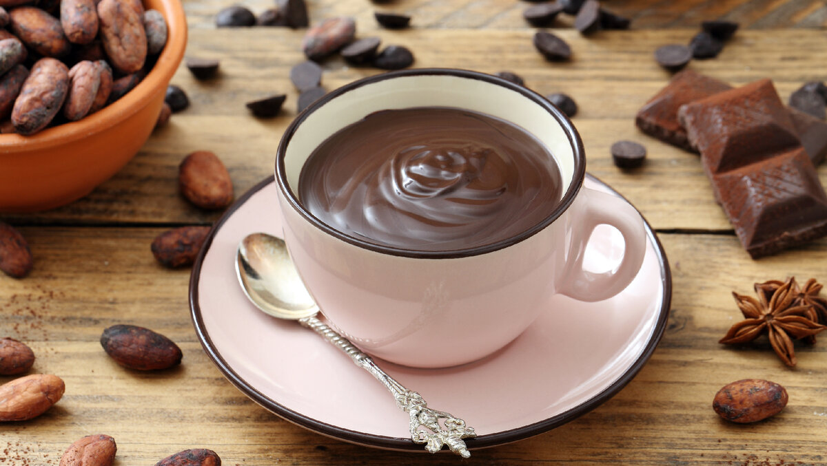 чашка какао. чашка какао. кофе и какао. густой горячий шоколад. горячий шоколад в ресторане.