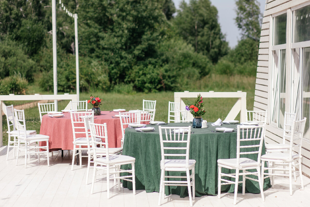 Расположение банкетных столов на веранде шатра. Организатор и хореограф Ирэм