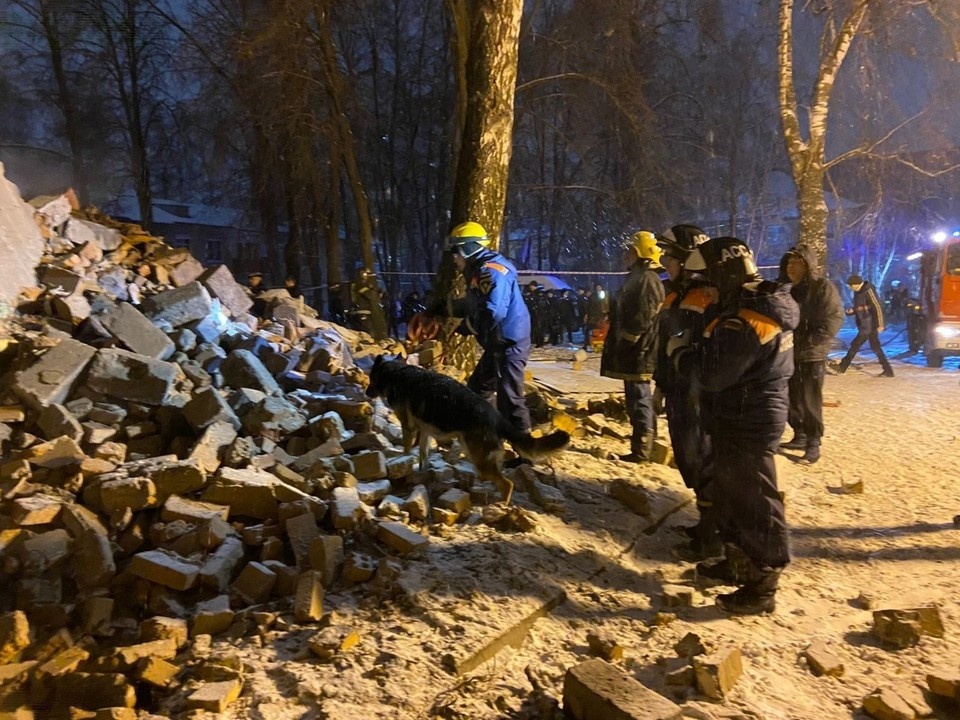     Людей под завалами обнаружили с помощью поисковых собак.