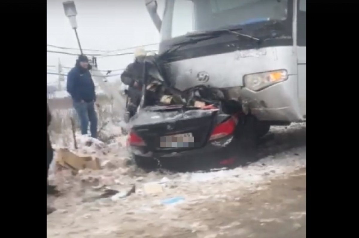    В Твери очевидцы сняли на видео место столкновения автобуса с легковушкой