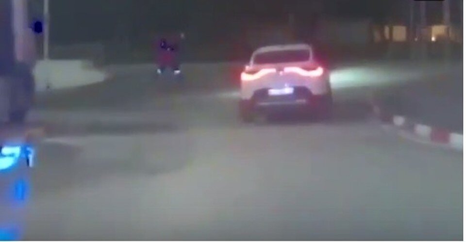     Гонщика остановили прицельные выстрелы по колесам. Скрин видео