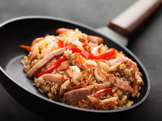 Рис с овощами, креветками и мясным орехом