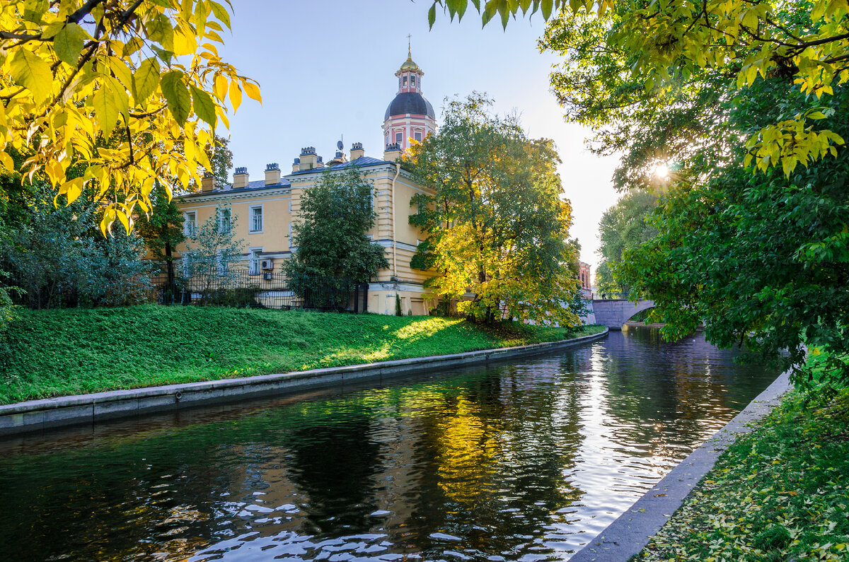 Река Монастырка и один из мостиков перед входом в лавру.