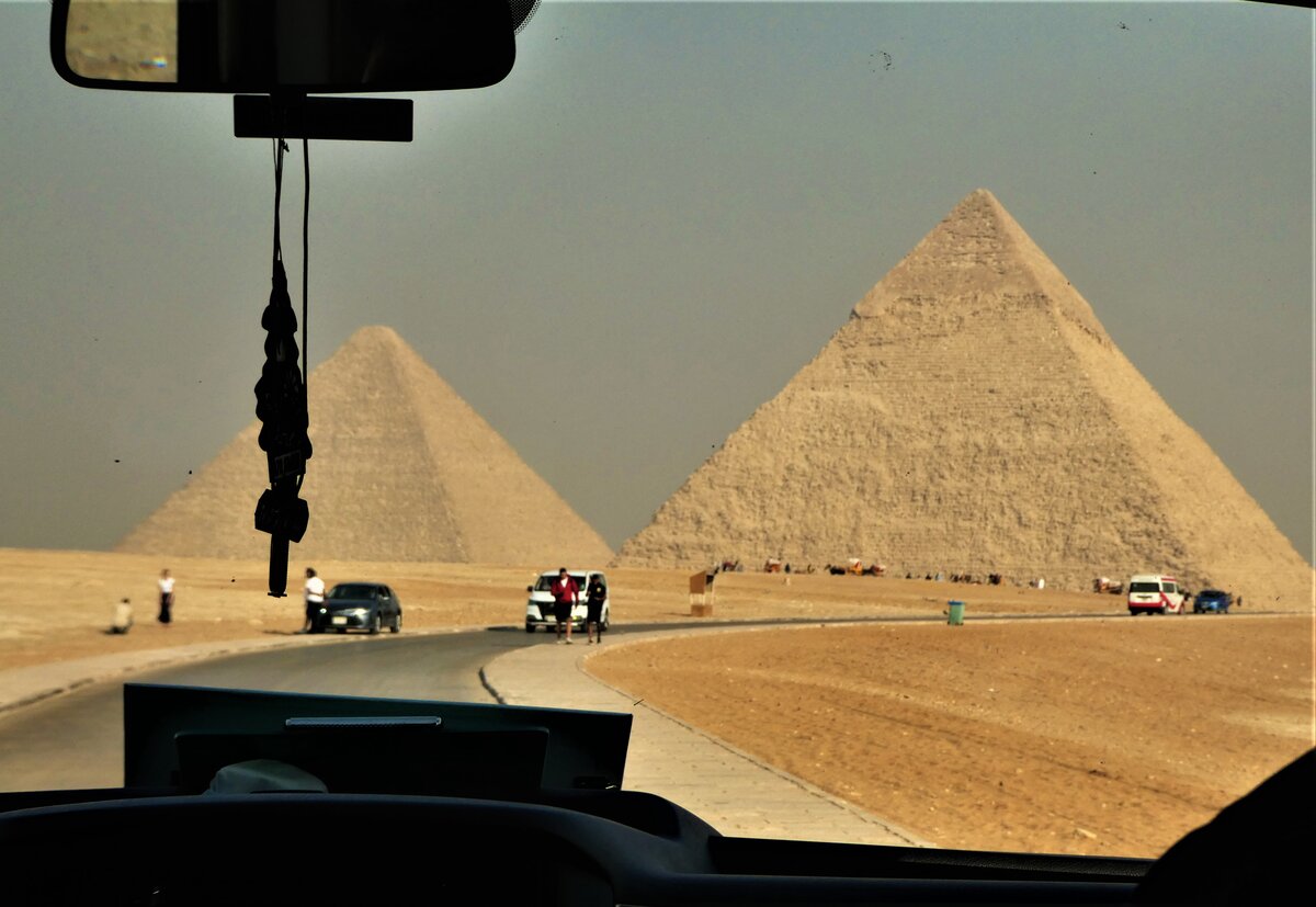 На все экскурсии, включая поездку к пирамидам, мы тоже потом передвигались под конвоем.