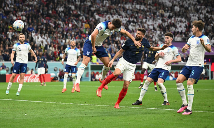 Жиру забивает победный мяч в ворота Англии