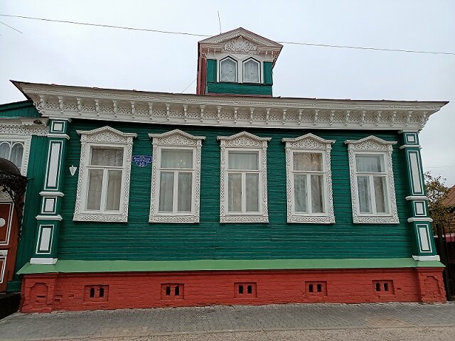 Вот такие симпатичные домики встретили нас в Городце,(можно пролистать). Это, с одной стороны, жилые дома, а с другой - часть города-музея под открытым небом. Чем-то мне это напомнило Суздаль, где тоже тщательно сохраняется деревянное зодчество. 