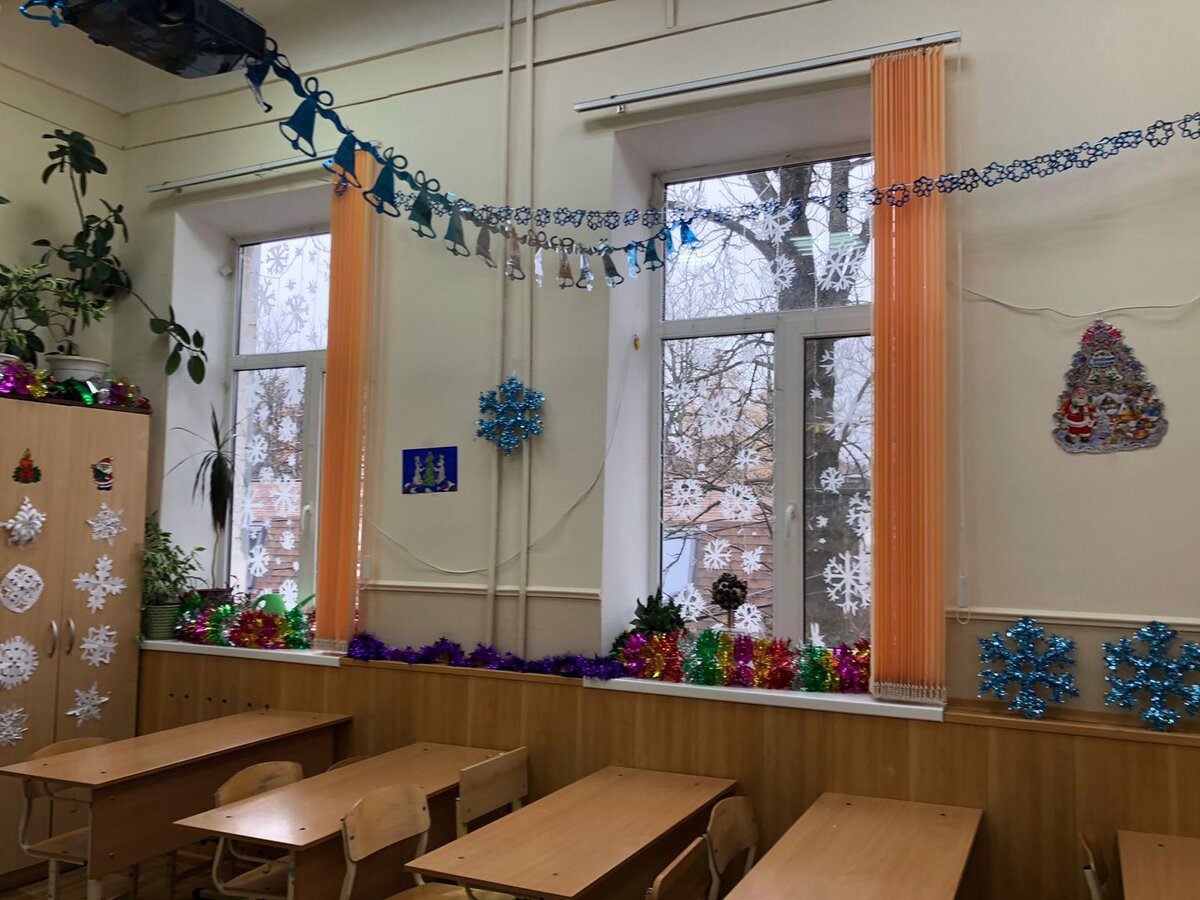 У нас в этом году класс младшего сына почему-то решено не наряжать. Остаётся смотреть на прошлогодние украшения.
