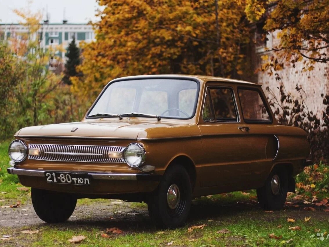 ЗАЗ 966 - советский автомобиль особо малого класса. Выпускался на автомобильном заводе «Коммунар» в городе Запорожье с 1966 по 1972 год с модификациями. Оснащался двигателем объёмом 887 см³ и мощностью 30 л. с. Благодаря ему, авто могло разогнаться до сотки за 32 секунды, а максимально развивал 120 км/ч.
