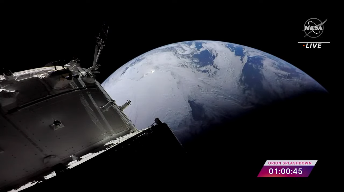 Корабль "Орион" уже прилетел к Земле и готовится к торможению. Скриншот автора, сделанный со стрима NASA, посвященный посадке корабля, который идет прямо сейчас. Источник: https://youtu.be/xzZPzmMtQA8
