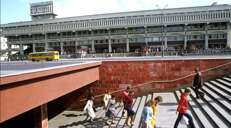 В 1983 году у трех вокзалов построили "Московский" чтобы снизить толпы иногородних в московских магазинах за товарами. Ежедневно "универмаг посещали 200 тыс. человек 