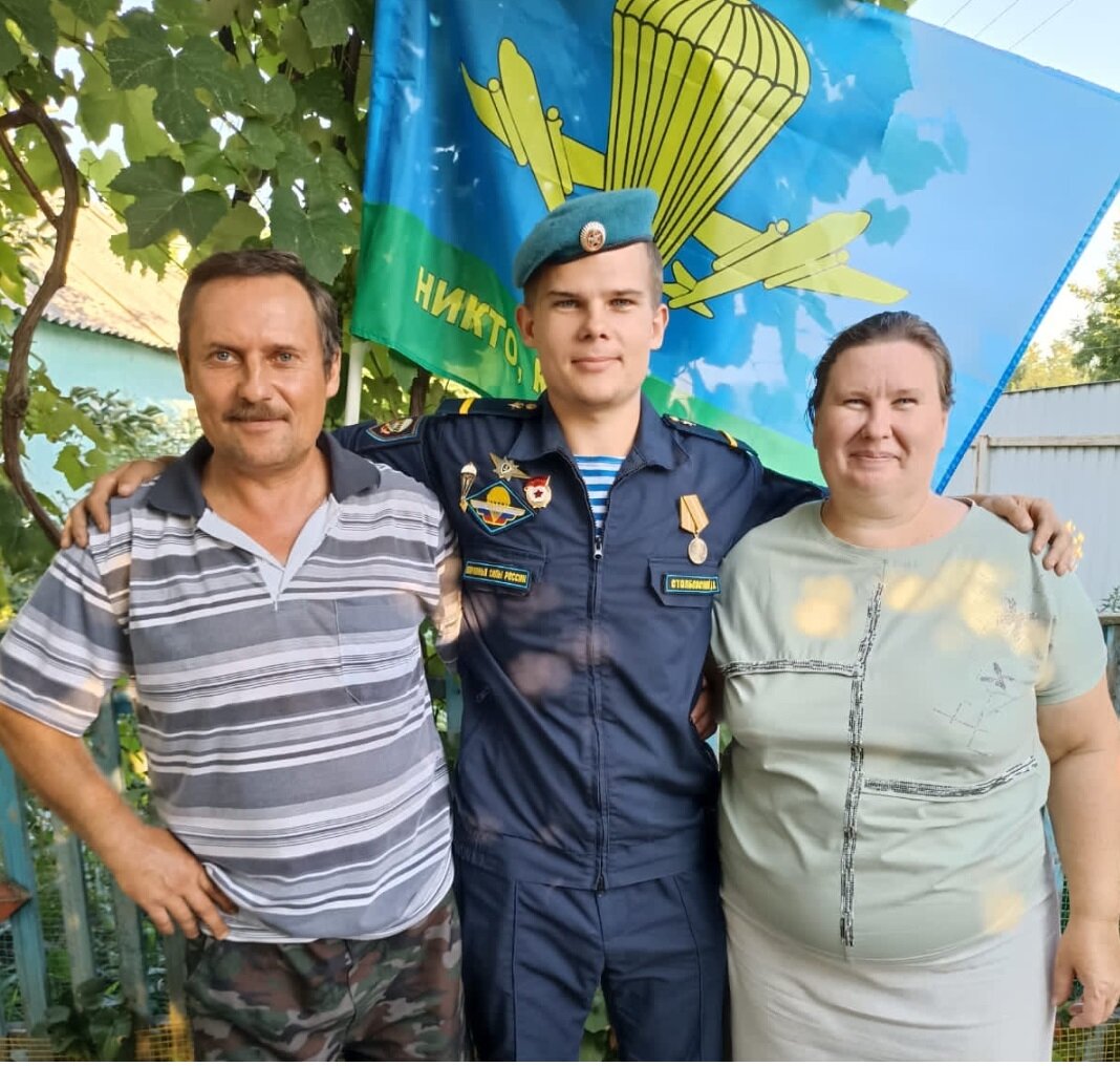 Дмитрий Столбовский с родителями — мамой — Светланой Владимировной, папой — Виталием Владимировичем. / Фото из семейного архива