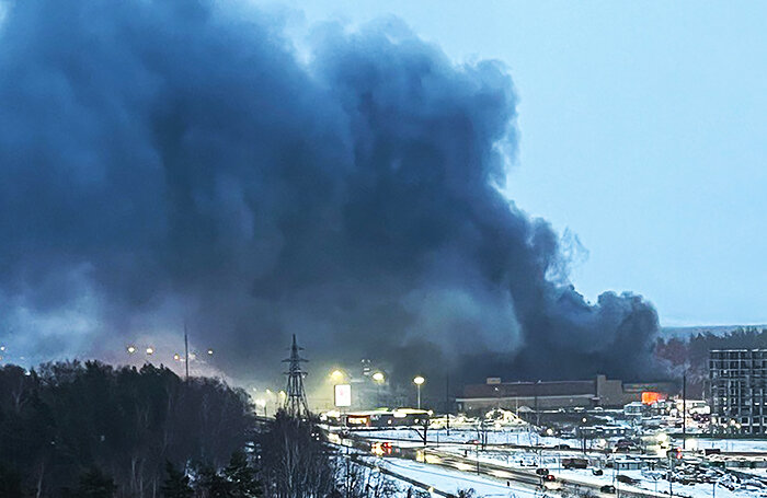    Московская область. Балашиха. Пожар в торговом центре «СтройТракт».ТАСС