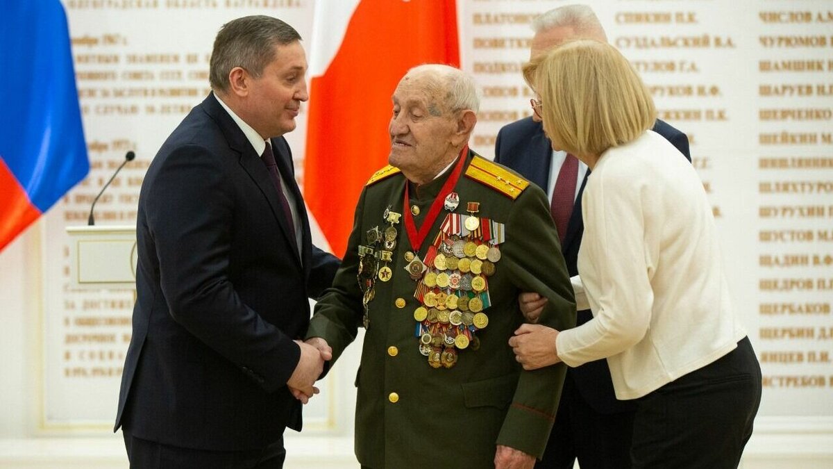     Губернатор Андрей Бочаров в День конституции РФ вручил награды и памятные знаки ветеранам Великой Отечественной войны. Высшей наградой региона «Почетный гражданин Волгоградской области» удостоились два фронтовика.