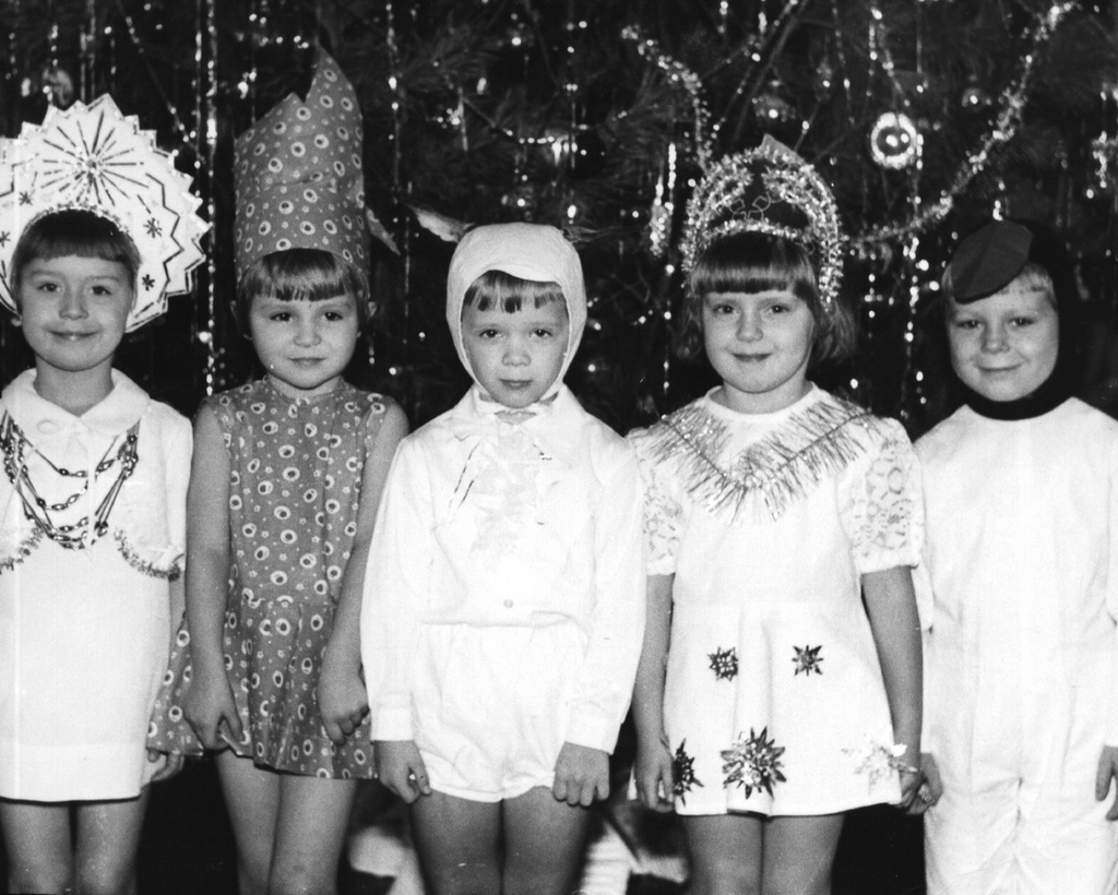 До Нового года две недели. Мы доставали ту самую коробку с антресоли, в которой лежали новогодние игрушки. Друг от друга они были отделены газетами.  Ёлку 31 декабря никогда не наряжали.-3