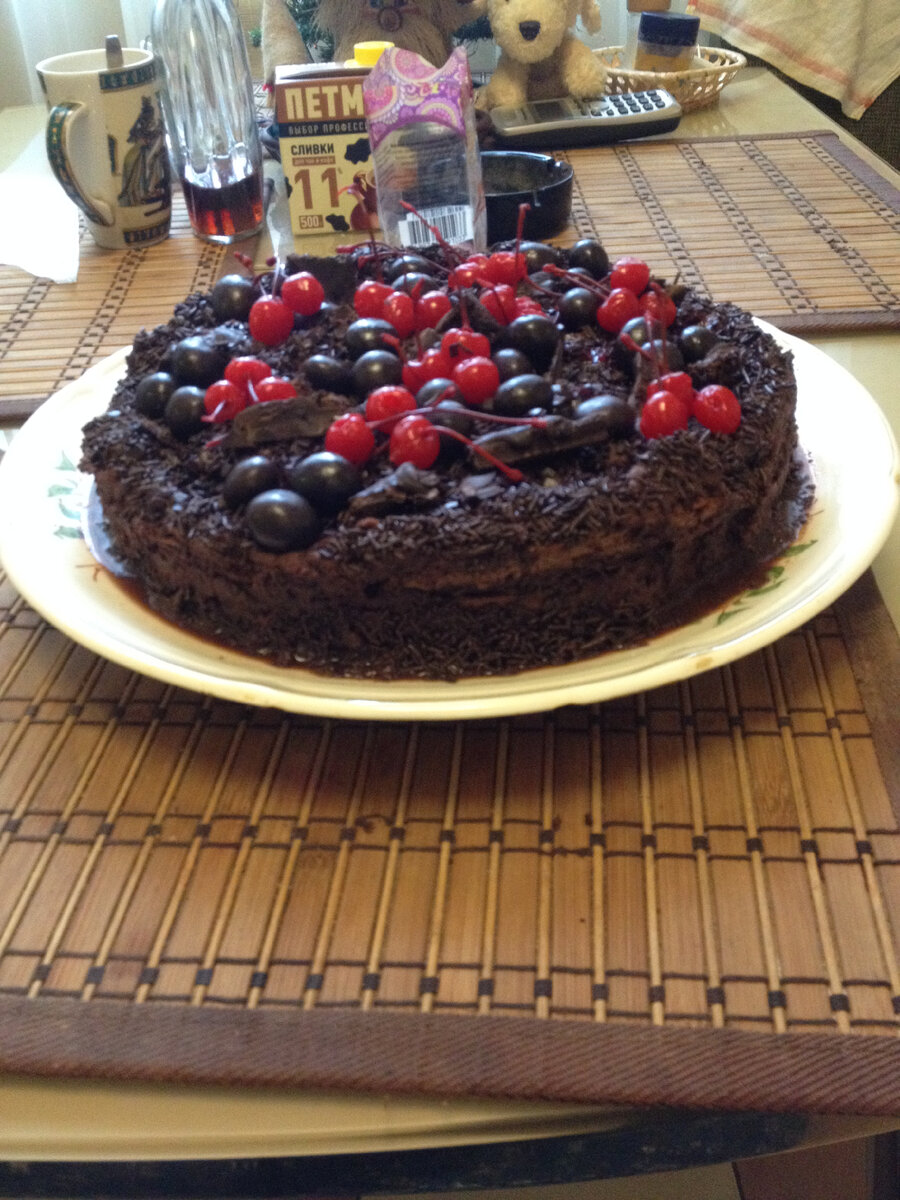 Шоколадно-вишневый торт. Три коржа. Можно испечь большой "толстый" бисквит и разрезать его на нужное количество коржей.