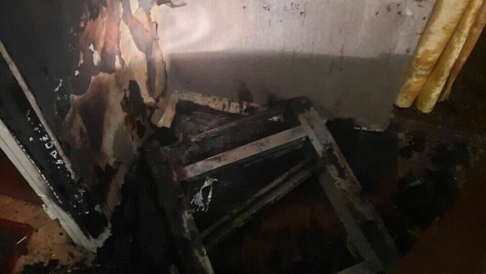     В Казани вечером в понедельник, 12 декабря, произошел пожар в одной из квартир на первом этаже дома № 28 по улице Хайдара Бигичева. Об этом сообщила пресс-служба ГУ МЧС России по Татарстану.