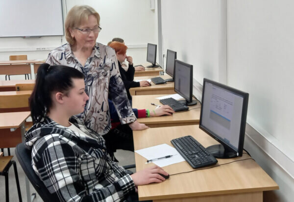    Галина КИРЮШИНА на уроке со студентами